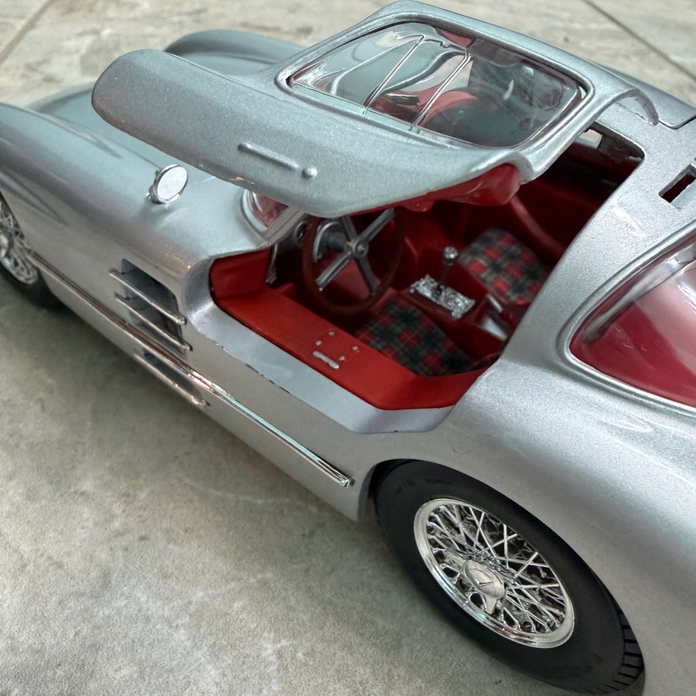Set of 2 Mercedes Benz 300 SLR Silver Diecast Cars - Picture 8 of 12